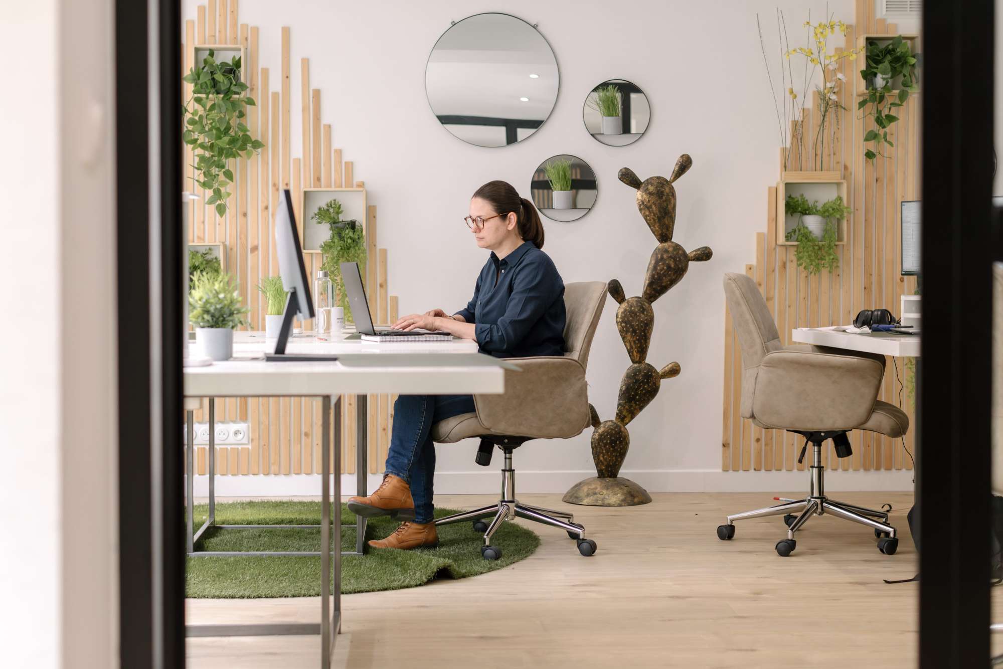 Portrait d'une indépendante dans un espace de coworking à Orsay