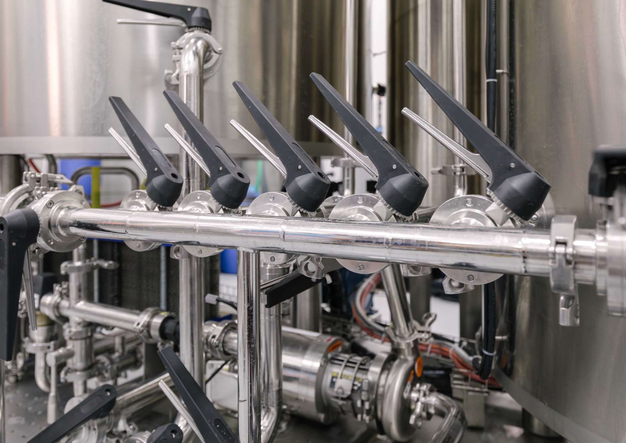Photo des vannes d'une cuve de fermentation en inox pour une brasserie.