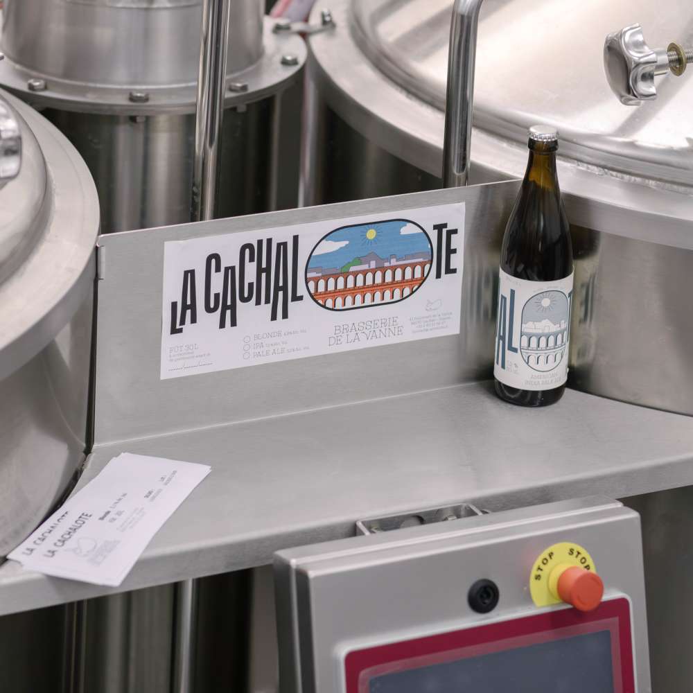 Photo d'une bouteille de bière et de flyers de la brasserie.