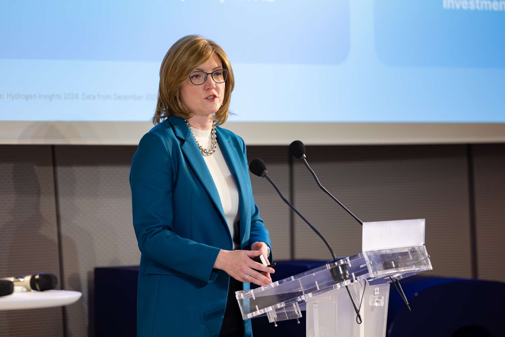 Photo de la plénière d'une conférence avec la prise de parole d'une leader d'opinion par Antoine Ravet