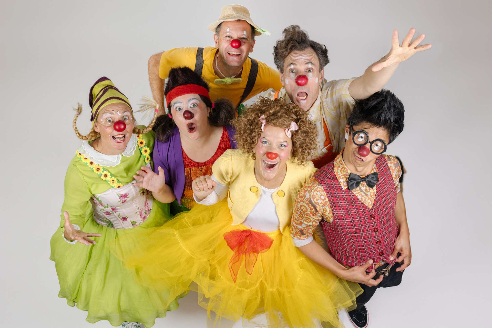 Photo de groupe d'une troupe de clowns intervenant auprès du service pédiatrique de l'hôpital de Pontoise par Antoine Ravet, photographe à Paris