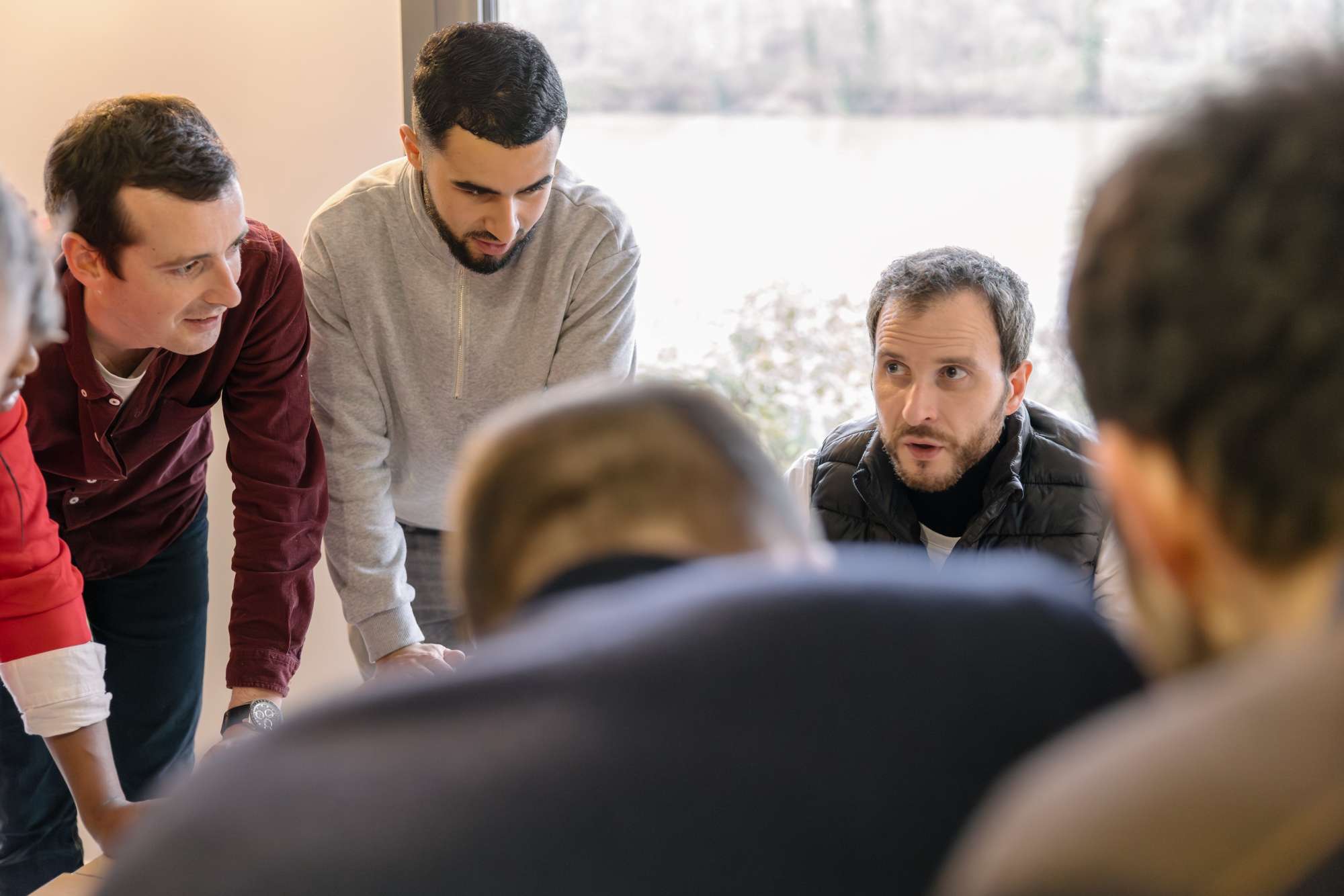 Photo d'un acteur animant un jeu immersif pour du team building
