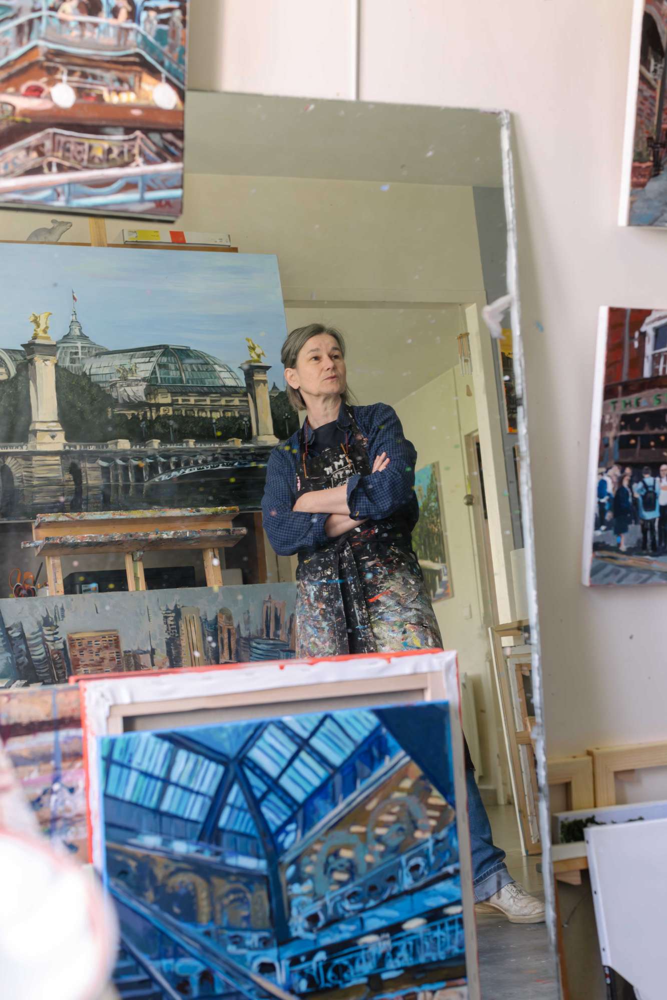 Portrait de l'artiste dans son atelier au milieu de ses toiles